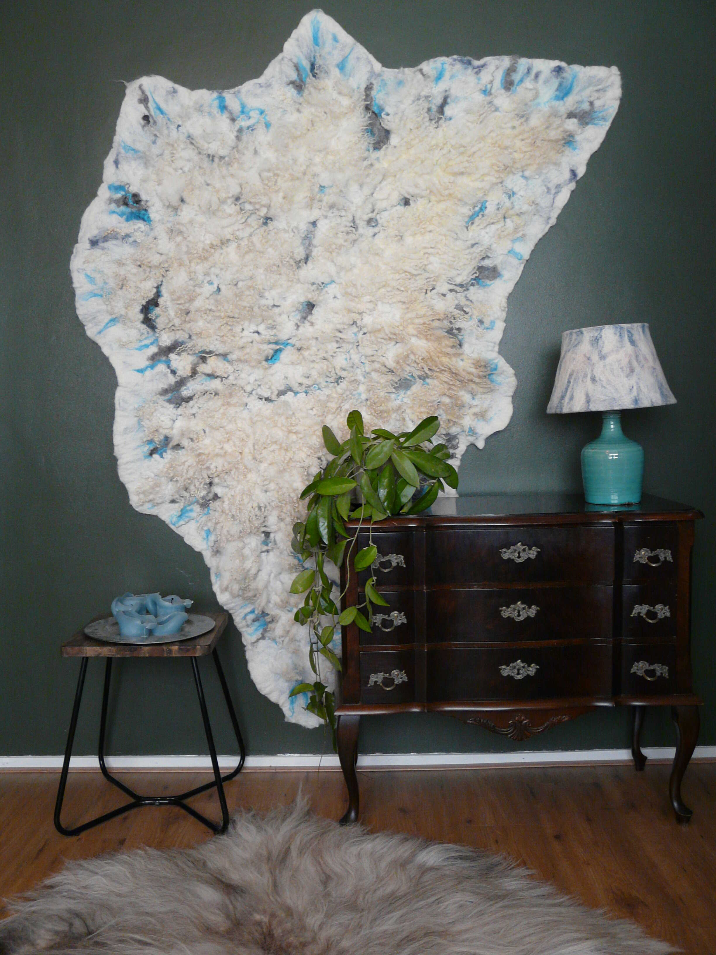 Wandkleed van vilt met verschillende soorten wol en ruwe wol gecombineerd met zijde - Curly Carly