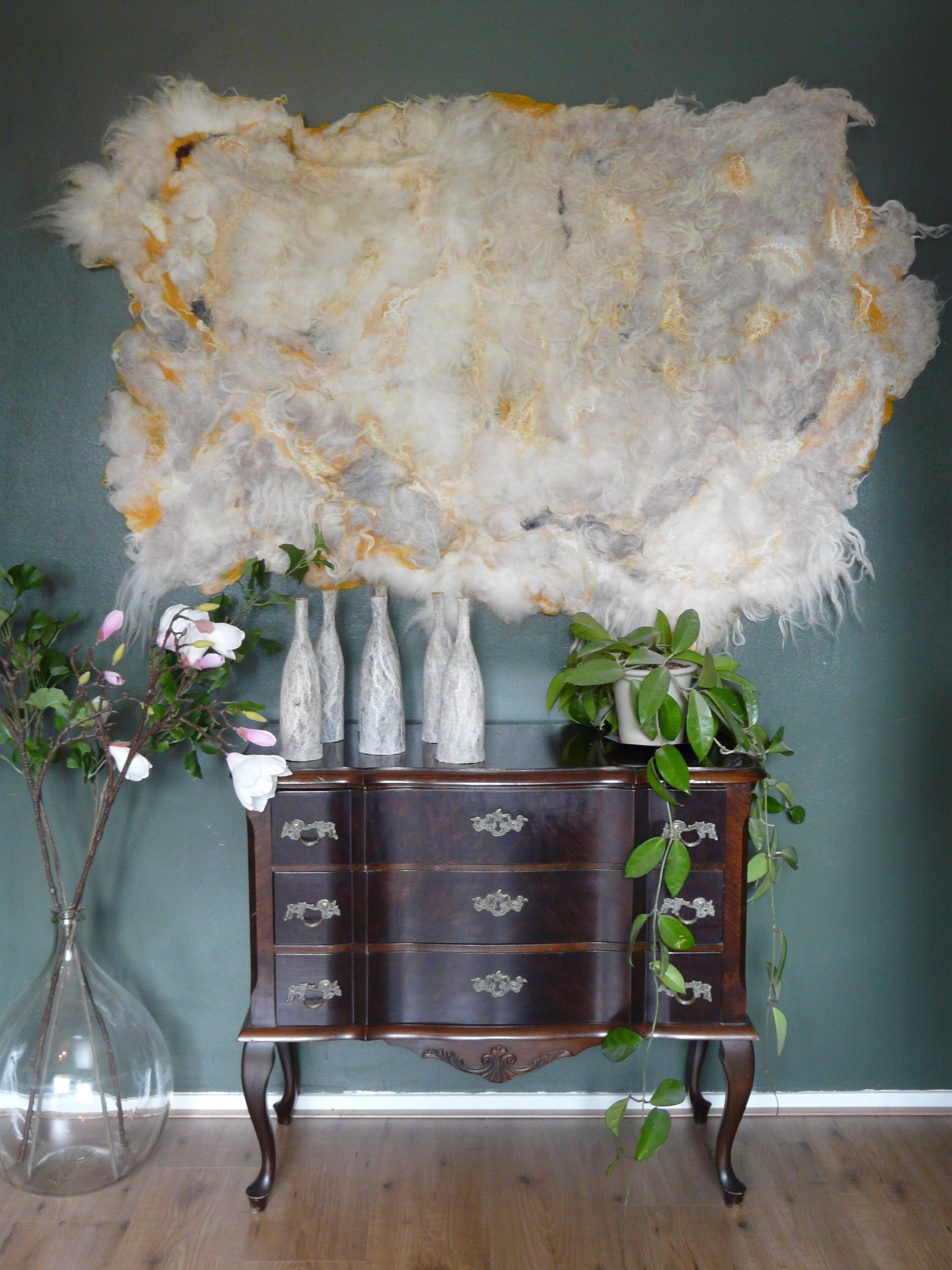 Wandkleed van vilt met verschillende soorten wol, waaronder de ruwe wol van Drents Heideschaap, en zijde - Dolly