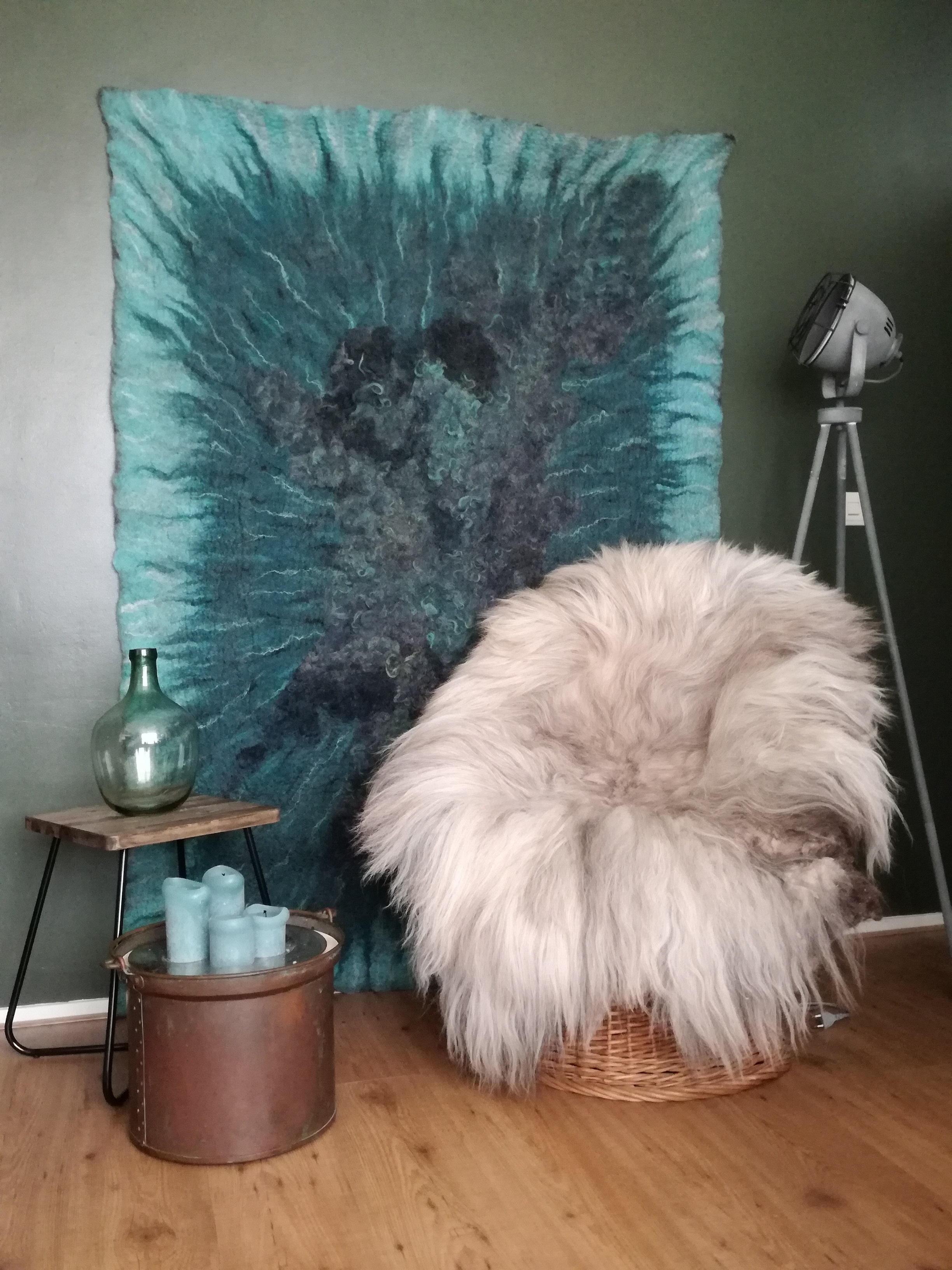 Wandkleed van vilt met verschillende soorten wol, waaronder de ruwe wol van Drents Heideschaap, en zijde - Kind of Blue