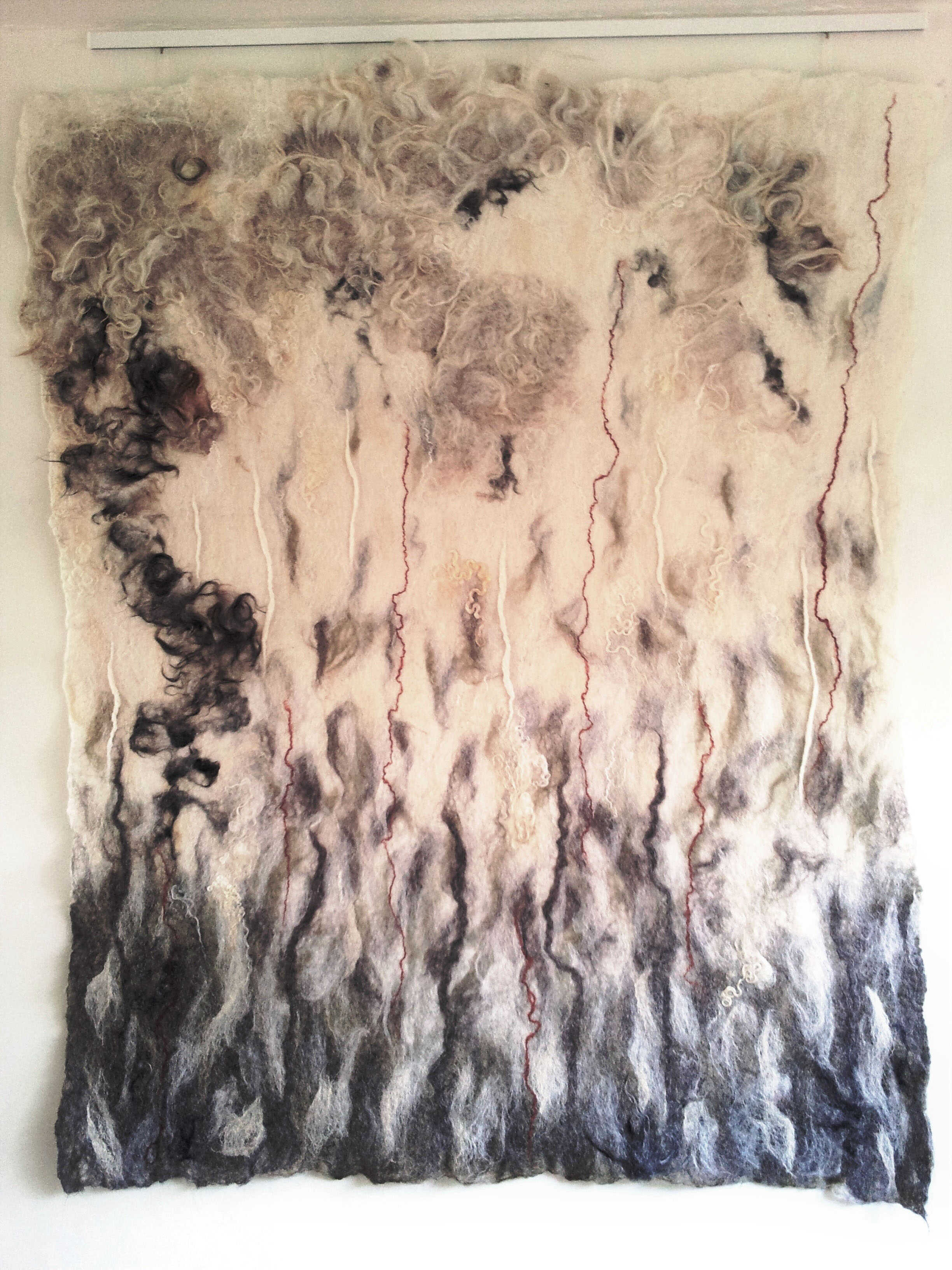 Wandkleed van vilt met verschillende soorten wol en zijde - Qi Point