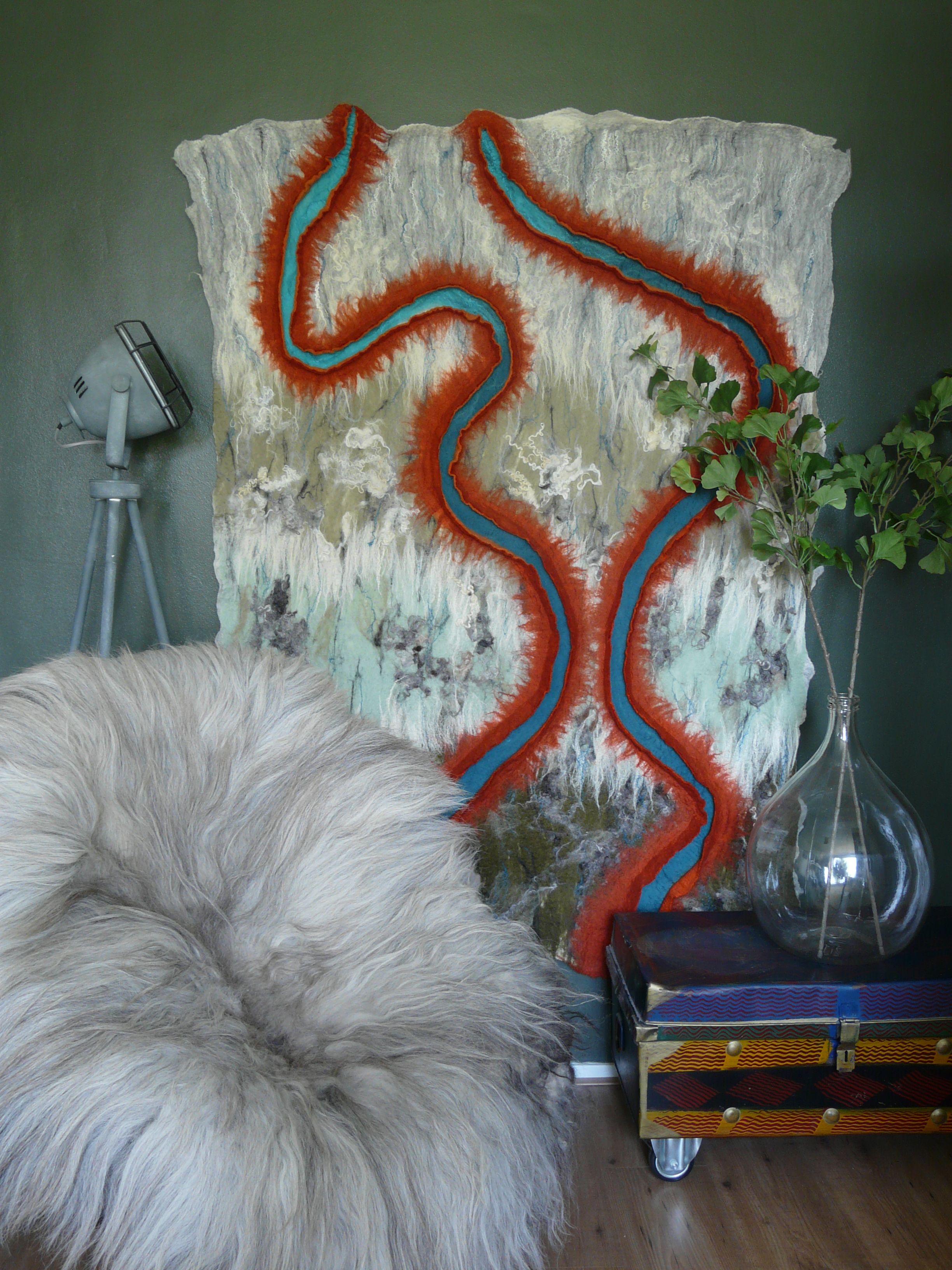 Wandkleed van vilt met verschillende soorten wol en zijde - Meander